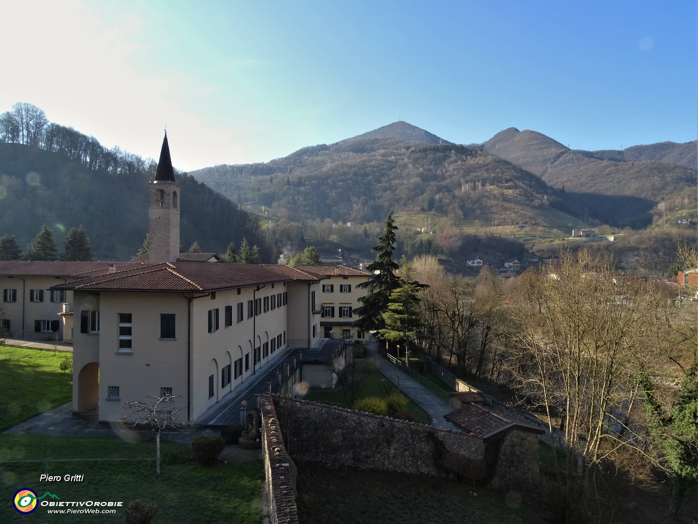 04 Il sole inonda pian piano la conca di Zogno, qui con vista in Canto Alto.JPG